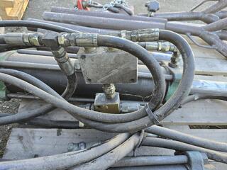 2 x Large Hydraulic Rams 