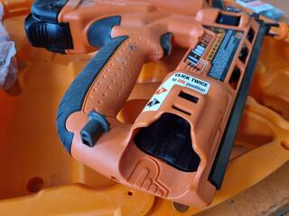 Paslode Cordless Angled Bradder IM250A Li 16GA
