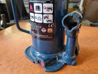 2x Bottle Jacks