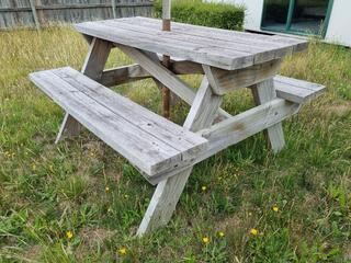 Wood Picknick Table w/ Canvas Shade Umbrella