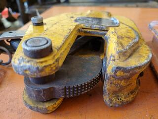 2x Beaver Vertical Plate Clamps, 1000kg Capacity
