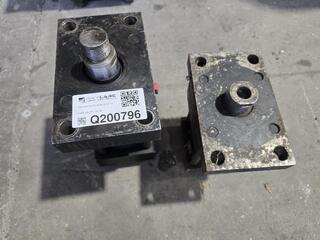 2 x Hydraulic Cylinders 