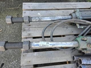 2 x Large Hydraulic Rams 