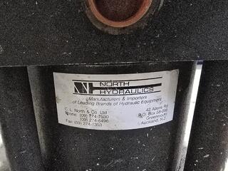 2x Matching Hydraulic Rams