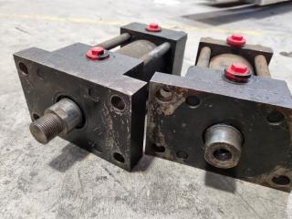 2x Hydraulic Cylinders