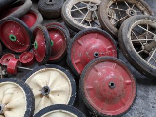 30x Assorted Vintage & Antique Castors & Wheels