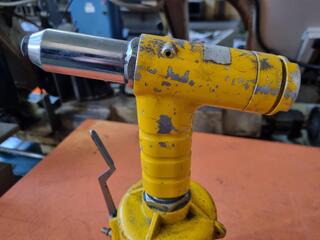Sumake Air Riveter
