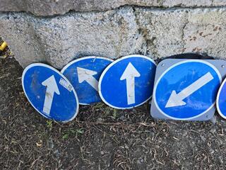 10 x Arrow Road Works Signs 