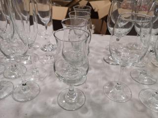 43x Assorted Size Wine Glasses