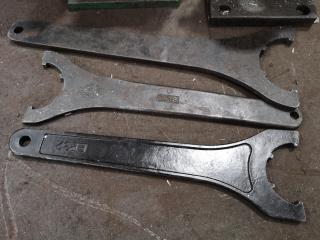 2x BT40 Type Mill Tool Changing Vices w/ 3x Mill Tool Wrenches