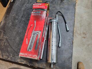 Powerbuilt 10,000psi Heavy Duty Lever Action Grease Gun