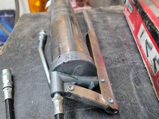 Powerbuilt 10,000psi Heavy Duty Lever Action Grease Gun